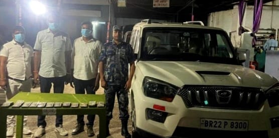श्रोत नखुलेको रकम सहित तीन भारतीय नागरिक पक्राउ