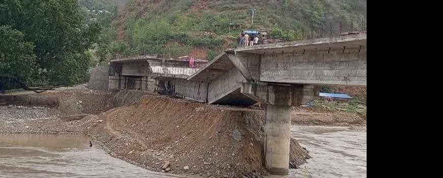 निर्माण पुरा नहुँदै भत्कियो तामाकोशीको पुल 