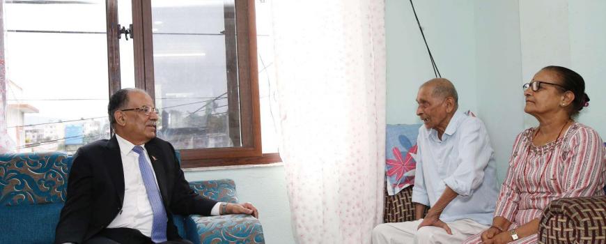 प्रचण्डले लिए मोहन बैद्य ‘किरण’ को स्वास्थ्य अवस्थाबारे जानकारी