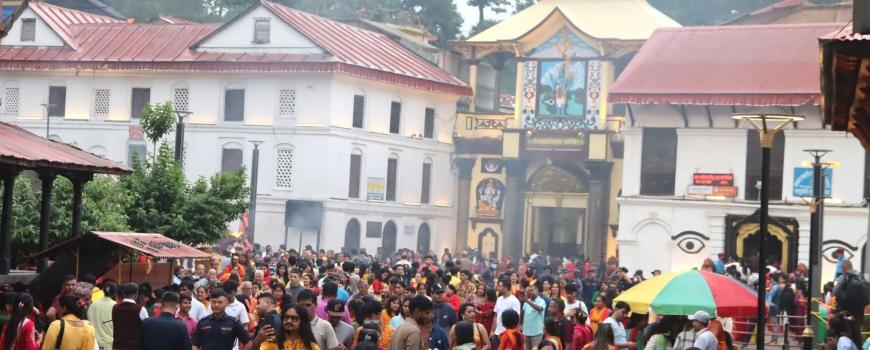 साउनको पहिलो सोमबार पशुपतिनाथमा दर्शनार्थीको भीड 