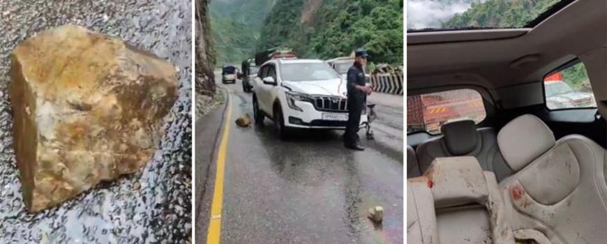मुग्लिन-नारायणगढ सडकमा गुडिरहेको भारतीय गाडीमा ढुंगा खस्यो, ३ जना गम्भीर घाइते