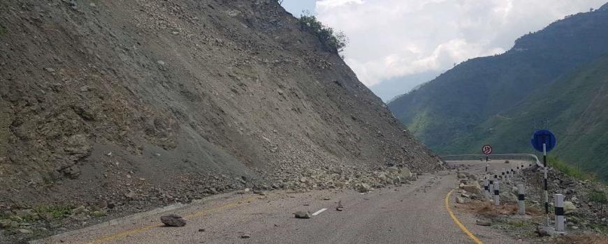मध्यपहाडी लोकमार्गको सडक धसियो, धसिएको भाग माटोले छोपेको आरोप