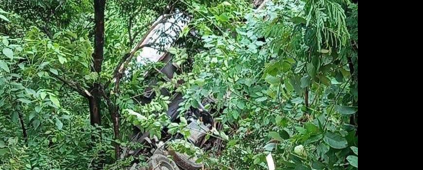 मन्थलीको पाखाबारीमा लरी दुर्घटना, चालक घाइते