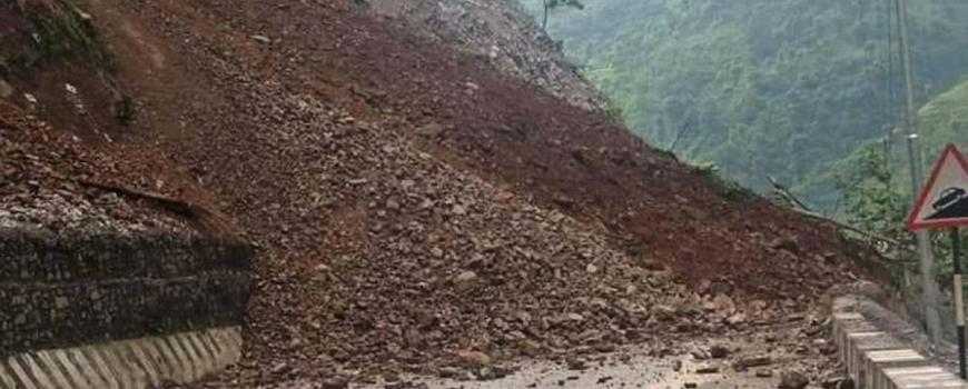 सुख्खा पहिरो खस्दा खाँदबारी-किमाथांका सडक अवरुद्ध