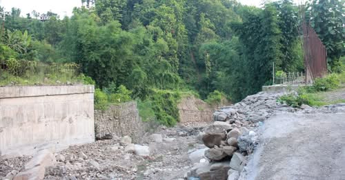 धरानस्थित लेदुवा खोलाको पुल सात वर्षदेखि अलपत्र