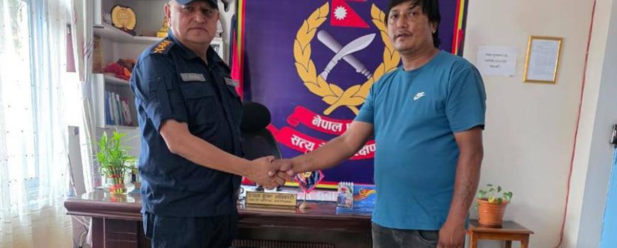 लुटेराले फालेको ५ लाख युवकले प्रहरीलाई बुझाए
