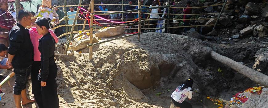 इलाम राजदूवालीमा ‘अद्भूत घटना’ : ‘शिला’ हेर्नकै लागि मानिसको भीड