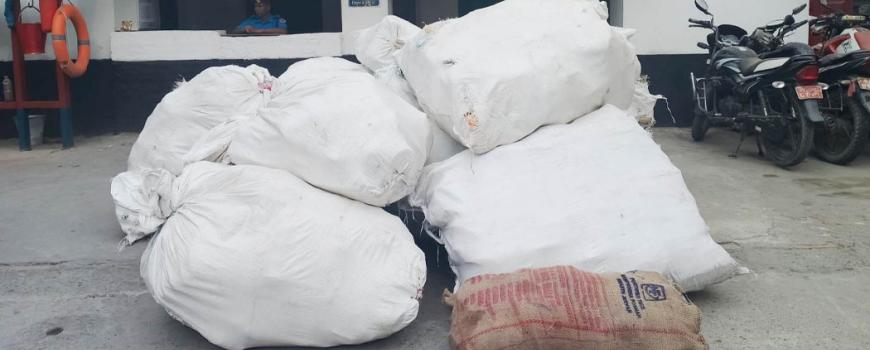 पथरीशनिश्चरेबाट भन्सार छलीका कपडासहित म्याजिक भ्यान नियन्त्रणमा