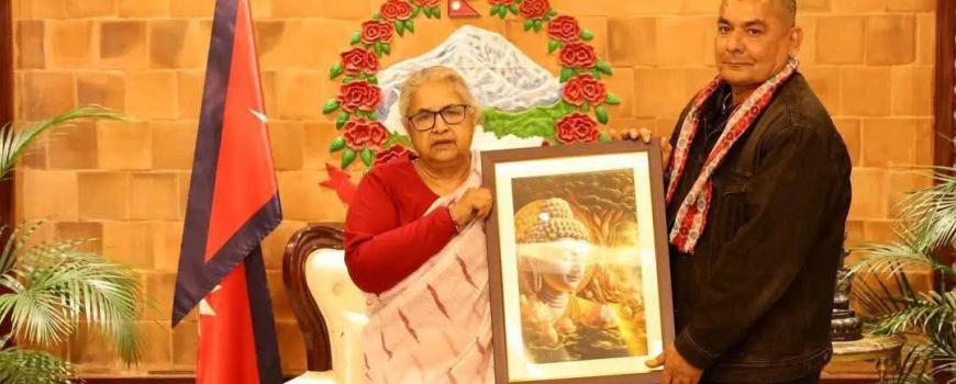 प्रधानमन्त्री कार्कीले शान्ति कायम राख्न आग्रह गर्दै दुर्गा प्रसाईंलाई दिइन् बुद्धको चित्र उपहार प्रधानमन्त्री कार्कीले शान्ति कायम राख्न आग्रह गर्दै दुर्गा प्रसाईंलाई दिइन् बुद्धको चित्र उपहार