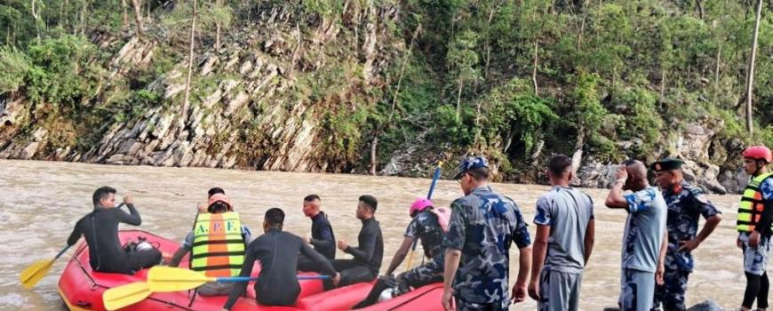 दैलेख दुर्घटना : कर्णालीमा खसेको गाडी र यात्रुहरू खोज्दै गोताखोर